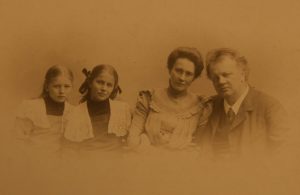 Johannes familjeporträtt ca 1900